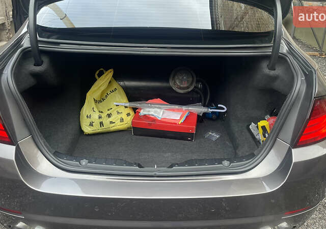 Серый БМВ 5 Серия, объемом двигателя 3 л и пробегом 315 тыс. км за 10000 $, фото 23 на Automoto.ua