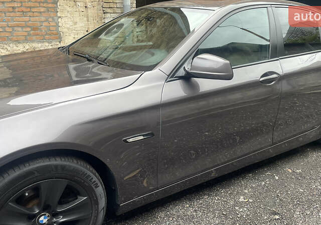 Серый БМВ 5 Серия, объемом двигателя 3 л и пробегом 315 тыс. км за 10000 $, фото 3 на Automoto.ua