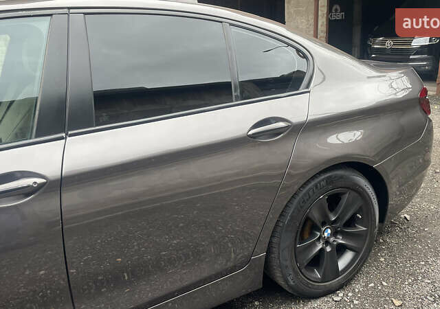 Серый БМВ 5 Серия, объемом двигателя 3 л и пробегом 315 тыс. км за 10000 $, фото 4 на Automoto.ua