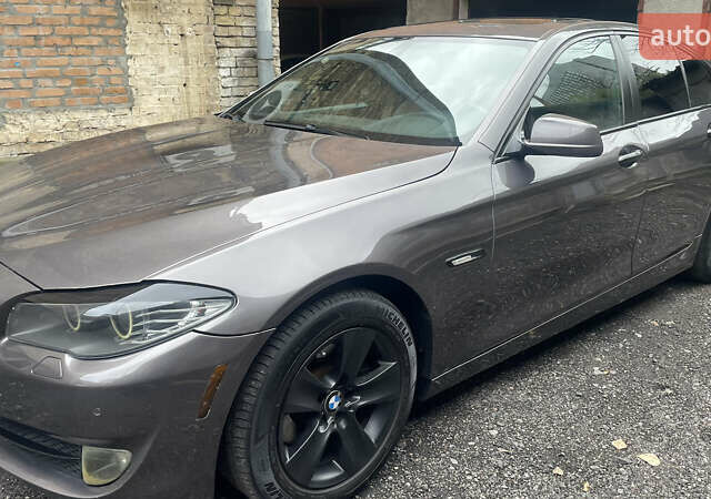 Серый БМВ 5 Серия, объемом двигателя 3 л и пробегом 315 тыс. км за 10000 $, фото 2 на Automoto.ua