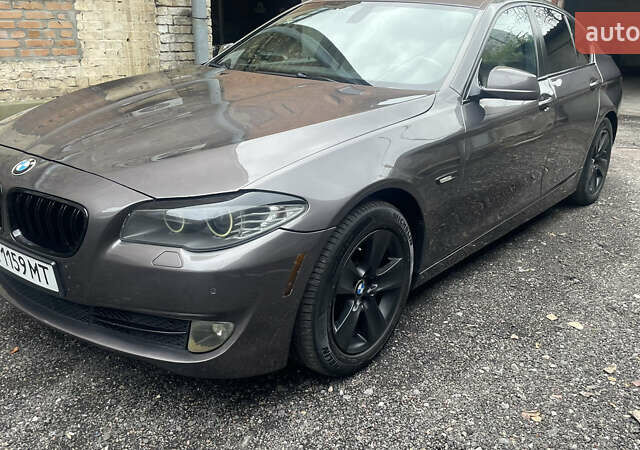 Серый БМВ 5 Серия, объемом двигателя 3 л и пробегом 315 тыс. км за 10000 $, фото 1 на Automoto.ua