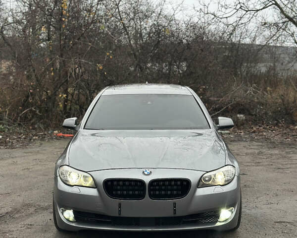 Серый БМВ 5 Серия, объемом двигателя 3 л и пробегом 290 тыс. км за 17000 $, фото 1 на Automoto.ua