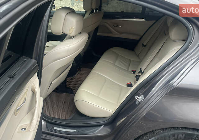 Серый БМВ 5 Серия, объемом двигателя 3 л и пробегом 315 тыс. км за 10000 $, фото 16 на Automoto.ua