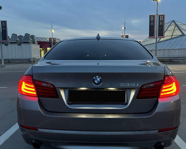 Серый БМВ 5 Серия, объемом двигателя 3 л и пробегом 237 тыс. км за 12800 $, фото 4 на Automoto.ua