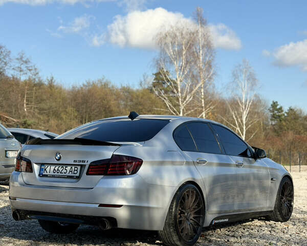Серый БМВ 5 Серия, объемом двигателя 3 л и пробегом 223 тыс. км за 13000 $, фото 6 на Automoto.ua