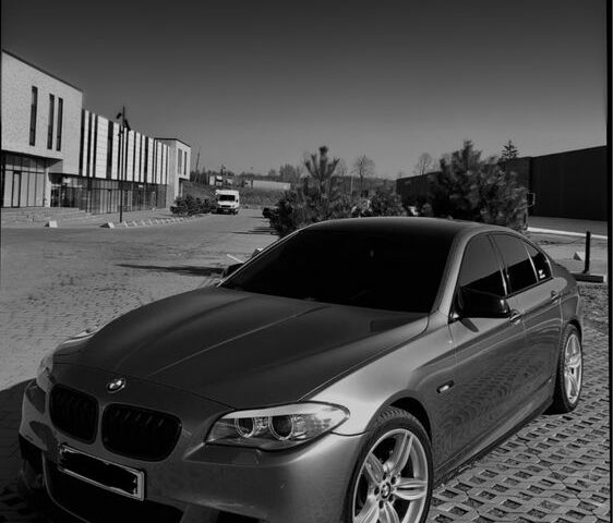 Серый БМВ 5 Серия, объемом двигателя 3 л и пробегом 307 тыс. км за 18500 $, фото 1 на Automoto.ua