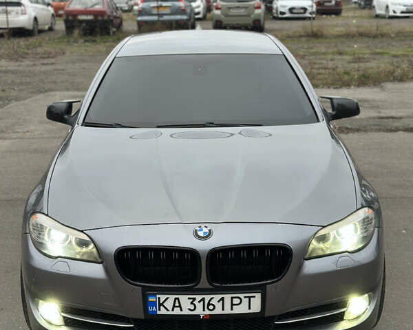 Серый БМВ 5 Серия, объемом двигателя 3 л и пробегом 321 тыс. км за 15500 $, фото 1 на Automoto.ua