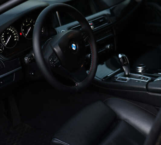 БМВ 5 Серия 2014 в Днепре (Днепропетровске) на Automoto.ua Серый БМВ 5 Серия, объемом двигателя 2.99 л и пробегом 179 тыс. км за 22500 $, фото 5 на Automoto.ua