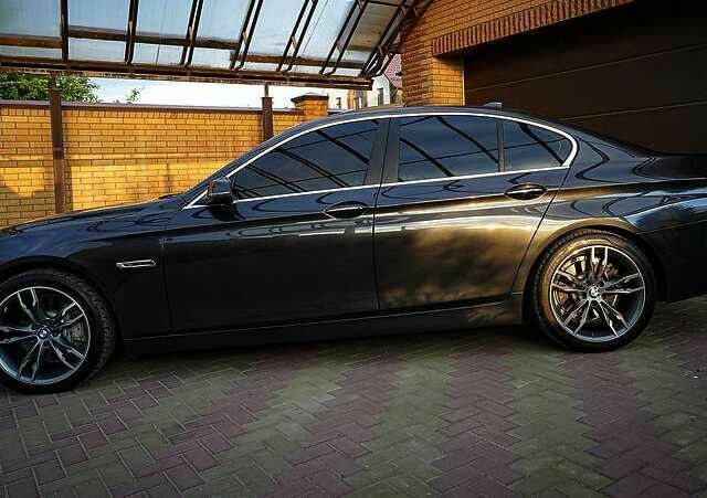 Серый БМВ 5 Серия, объемом двигателя 3 л и пробегом 75 тыс. км за 15000 $, фото 1 на Automoto.ua