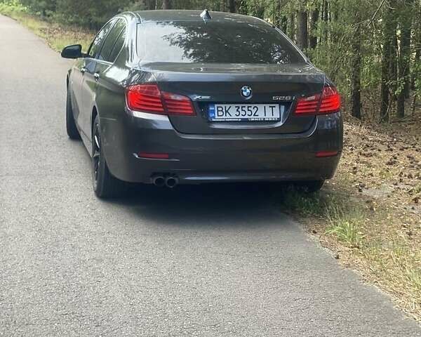 БМВ 5 Серия 2015 в Рокитное на Automoto.ua Серый БМВ 5 Серия, объемом двигателя 2 л и пробегом 285 тыс. км за 13700 $, фото 2 на Automoto.ua
