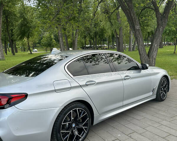 Серый БМВ 5 Серия, объемом двигателя 3 л и пробегом 160 тыс. км за 33500 $, фото 5 на Automoto.ua