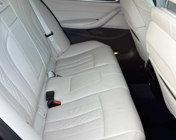 Серый БМВ 5 Серия, объемом двигателя 3 л и пробегом 254 тыс. км за 33500 $, фото 14 на Automoto.ua