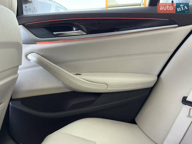 Серый БМВ 5 Серия, объемом двигателя 3 л и пробегом 254 тыс. км за 33500 $, фото 23 на Automoto.ua