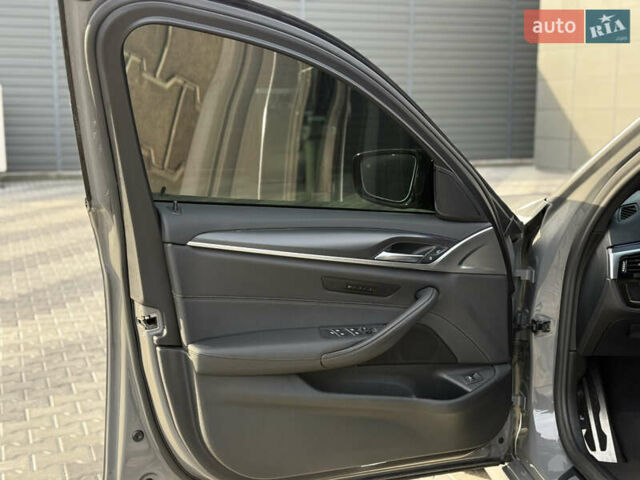 Сірий БМВ 5 Серія, об'ємом двигуна 3 л та пробігом 98 тис. км за 49500 $, фото 26 на Automoto.ua