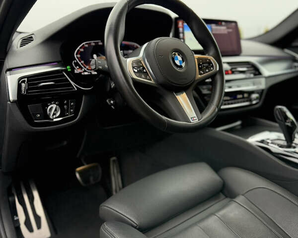 Серый БМВ 5 Серия, объемом двигателя 2 л и пробегом 27 тыс. км за 58700 $, фото 83 на Automoto.ua