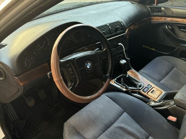 Серый БМВ 5 Серия, объемом двигателя 2.5 л и пробегом 300 тыс. км за 3500 $, фото 1 на Automoto.ua