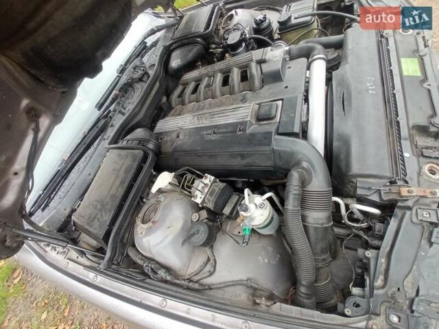 Серый БМВ 5 Серия, объемом двигателя 2.5 л и пробегом 350 тыс. км за 3500 $, фото 1 на Automoto.ua