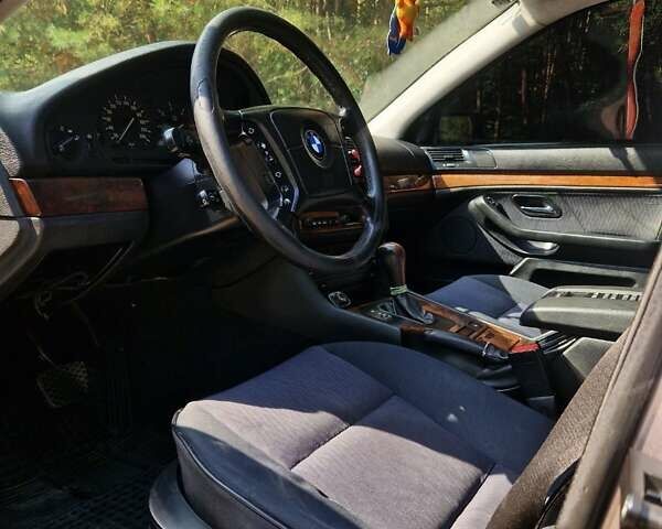 Серый БМВ 5 Серия, объемом двигателя 3 л и пробегом 287 тыс. км за 4600 $, фото 1 на Automoto.ua