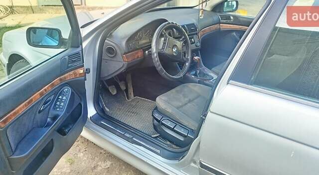 Серый БМВ 5 Серия, объемом двигателя 2.5 л и пробегом 400 тыс. км за 3300 $, фото 6 на Automoto.ua