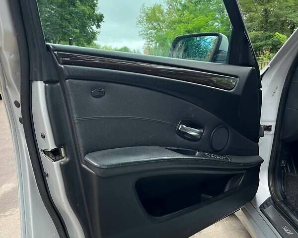 Серый БМВ 5 Серия, объемом двигателя 3 л и пробегом 358 тыс. км за 7700 $, фото 17 на Automoto.ua