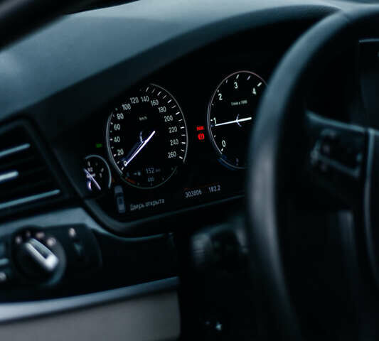 Серый БМВ 5 Серия, объемом двигателя 2 л и пробегом 300 тыс. км за 12999 $, фото 25 на Automoto.ua