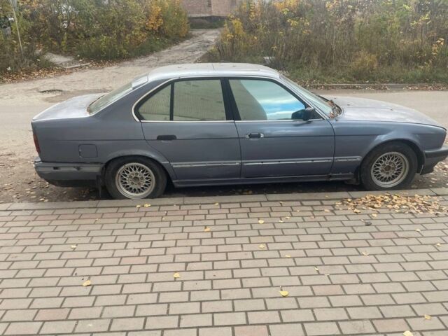 Синій БМВ 5 Серія, об'ємом двигуна 2 л та пробігом 300 тис. км за 1100 $, фото 1 на Automoto.ua