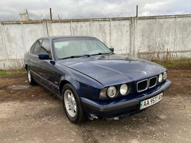 Синій БМВ 5 Серія, об'ємом двигуна 2 л та пробігом 300 тис. км за 2200 $, фото 2 на Automoto.ua