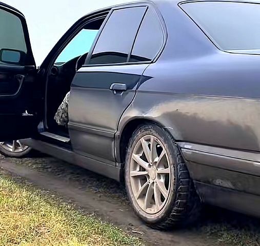 Синій БМВ 5 Серія, об'ємом двигуна 2 л та пробігом 360 тис. км за 2400 $, фото 4 на Automoto.ua