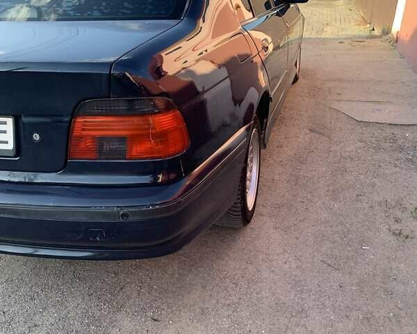 Синий БМВ 5 Серия, объемом двигателя 2.8 л и пробегом 350 тыс. км за 3700 $, фото 2 на Automoto.ua