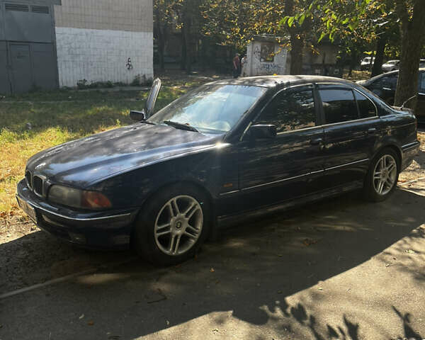 Синий БМВ 5 Серия, объемом двигателя 2.5 л и пробегом 400 тыс. км за 4000 $, фото 1 на Automoto.ua