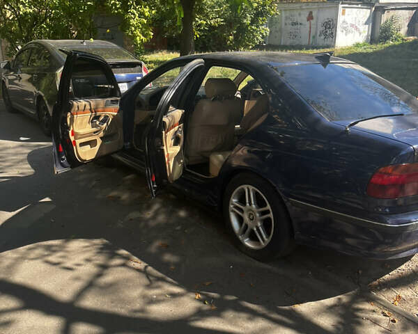 Синий БМВ 5 Серия, объемом двигателя 2.5 л и пробегом 400 тыс. км за 4000 $, фото 3 на Automoto.ua