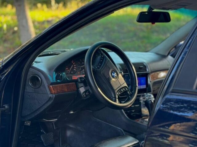 Синий БМВ 5 Серия, объемом двигателя 3.5 л и пробегом 450 тыс. км за 5600 $, фото 5 на Automoto.ua