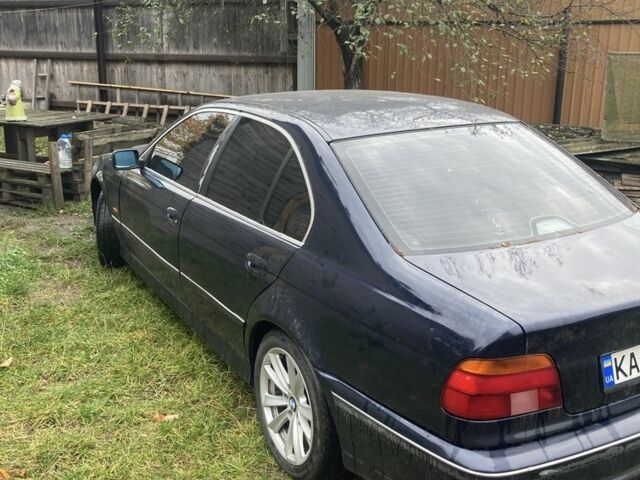 Синій БМВ 5 Серія, об'ємом двигуна 2.8 л та пробігом 300 тис. км за 2300 $, фото 1 на Automoto.ua