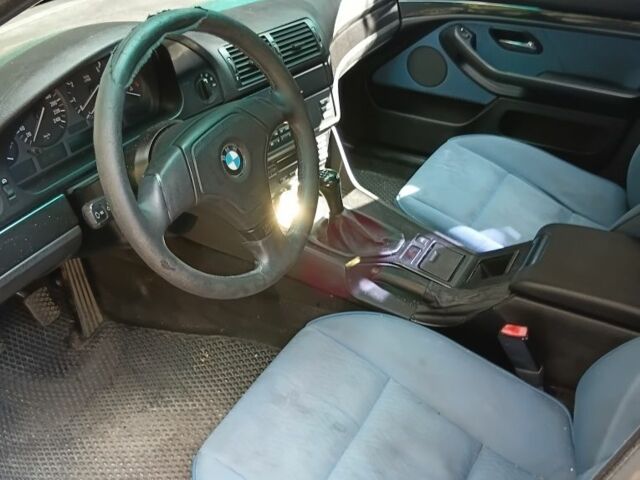 Синий БМВ 5 Серия, объемом двигателя 2 л и пробегом 370 тыс. км за 2700 $, фото 2 на Automoto.ua