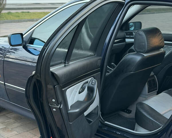 Синий БМВ 5 Серия, объемом двигателя 2.5 л и пробегом 381 тыс. км за 5700 $, фото 25 на Automoto.ua