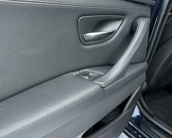 Синій БМВ 5 Серія, об'ємом двигуна 2 л та пробігом 123 тис. км за 20000 $, фото 28 на Automoto.ua