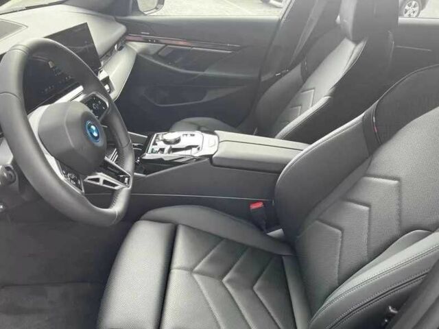 БМВ 5 Серия 2025 в Черновцах на Automoto.ua Синий БМВ 5 Серия, объемом двигателя 0 л и пробегом 2 тыс. км за 28000 $, фото 8 на Automoto.ua