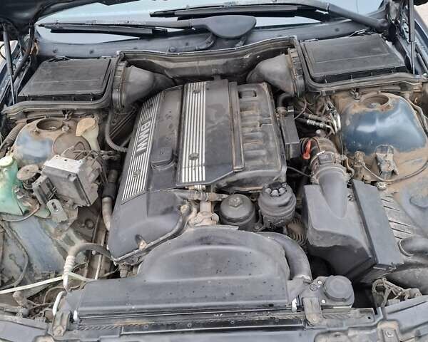 Синий БМВ 5 Серия, объемом двигателя 2.8 л и пробегом 350 тыс. км за 3500 $, фото 2 на Automoto.ua