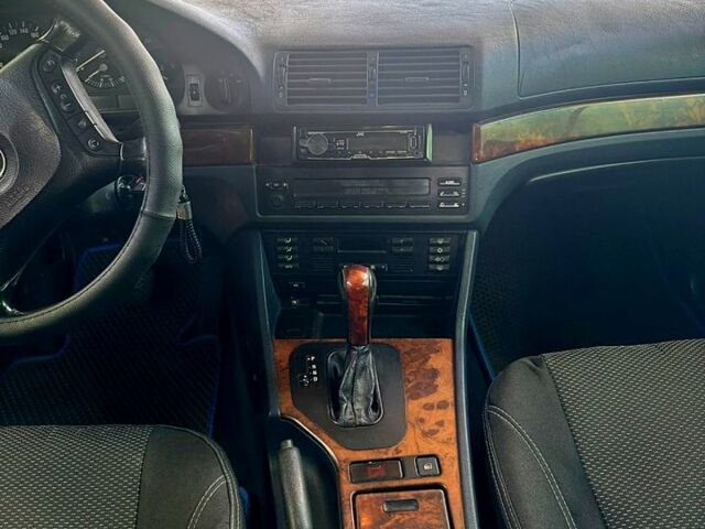 Синий БМВ 5 Серия, объемом двигателя 2.5 л и пробегом 450 тыс. км за 3500 $, фото 11 на Automoto.ua