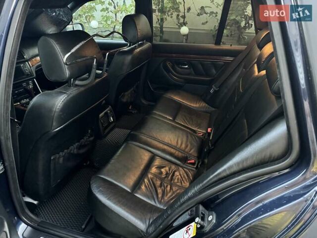 Синий БМВ 5 Серия, объемом двигателя 3 л и пробегом 327 тыс. км за 5500 $, фото 5 на Automoto.ua