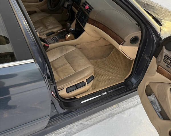 Синий БМВ 5 Серия, объемом двигателя 2.5 л и пробегом 380 тыс. км за 3500 $, фото 8 на Automoto.ua