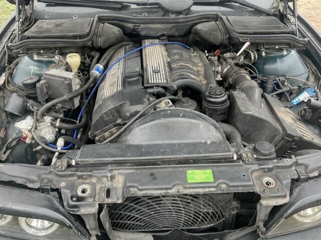 Зелений БМВ 5 Серія, об'ємом двигуна 2.5 л та пробігом 368 тис. км за 5000 $, фото 1 на Automoto.ua