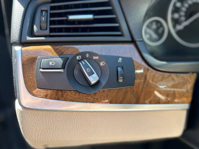 Сірий БМВ 535, об'ємом двигуна 3 л та пробігом 250 тис. км за 15450 $, фото 10 на Automoto.ua