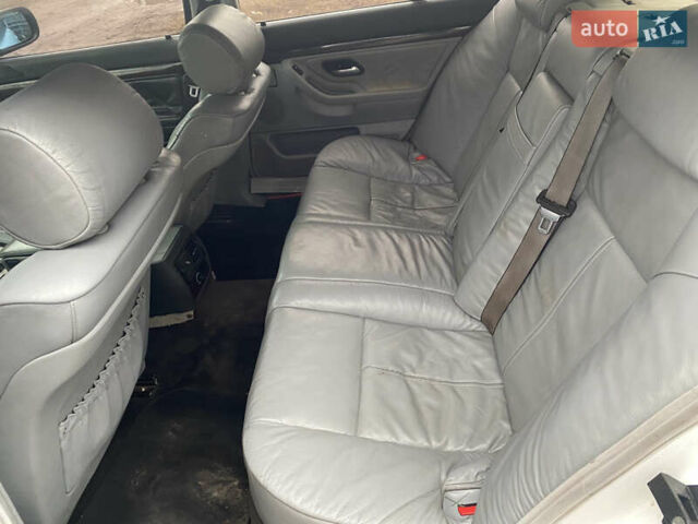 Белый БМВ 7 Серия, объемом двигателя 2.99 л и пробегом 400 тыс. км за 3300 $, фото 1 на Automoto.ua