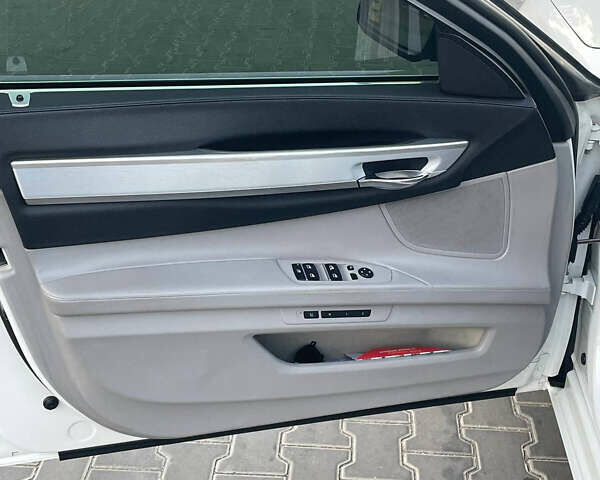 Белый БМВ 7 Серия, объемом двигателя 2.99 л и пробегом 320 тыс. км за 13000 $, фото 4 на Automoto.ua