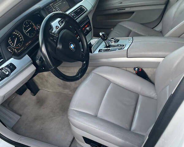 Белый БМВ 7 Серия, объемом двигателя 2.99 л и пробегом 320 тыс. км за 13000 $, фото 2 на Automoto.ua