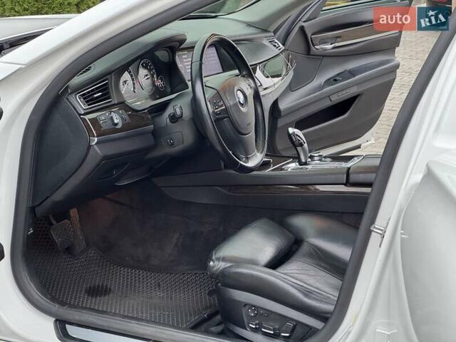 Білий БМВ 7 Серія, об'ємом двигуна 3 л та пробігом 133 тис. км за 12500 $, фото 26 на Automoto.ua