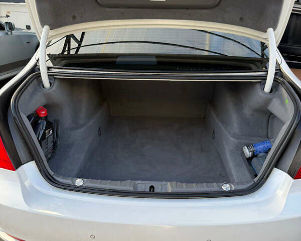 Белый БМВ 7 Серия, объемом двигателя 3 л и пробегом 115 тыс. км за 19900 $, фото 12 на Automoto.ua