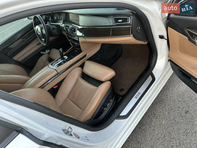 Белый БМВ 7 Серия, объемом двигателя 3 л и пробегом 247 тыс. км за 18000 $, фото 20 на Automoto.ua