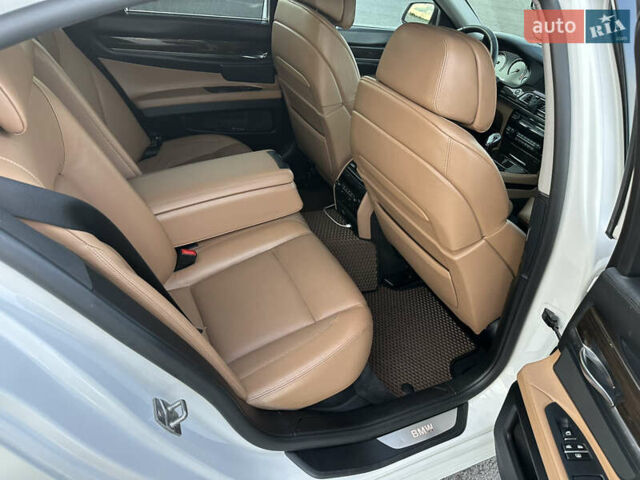 Белый БМВ 7 Серия, объемом двигателя 3 л и пробегом 247 тыс. км за 18000 $, фото 24 на Automoto.ua